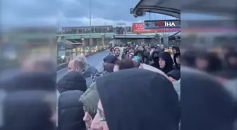 Altunizade metrobüs durağında insan seli
