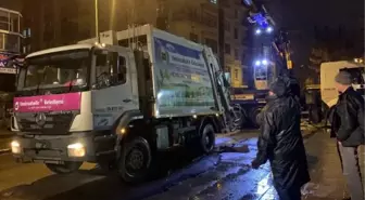 Ankara'da Yağış Sonrası Yol Çöktü, Çöp Kamyonu Çukura Düştü