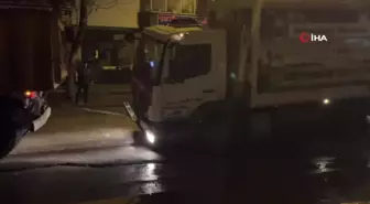 Ankara'da yağmur nedeniyle yol çöktü, çöp kamyonu askıda kaldı