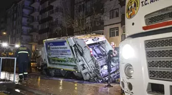 Ankara'da yol çöktü, çöp kamyonu sıkıştı