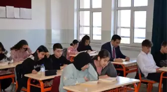 Bilecik'te Kaymakam Tuncer, BİL-EN Projesi kapsamında kitap okuma saatine katıldı