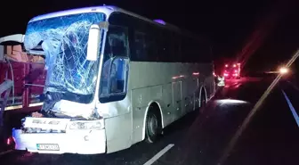 Burdur'da yolcu otobüsü ile kamyon çarpıştı: 2 yaralı