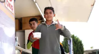 Didim Belediyesi, Okul Önlerinde Çorba Dağıtarak Öğrencilerin İçini Isıttı