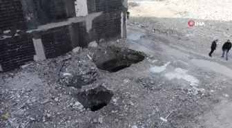 Enkazı kaldırılan binanın temelinde obruk oluştu
