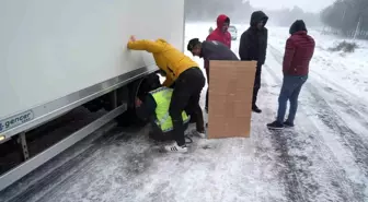 Balıkesir'de Kar Yağışı: Jandarma Ekipleri Sürücülere Yardım Etti