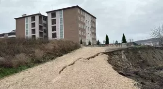 Karabük'te okul bölgesinde heyelan nedeniyle yol çöktü