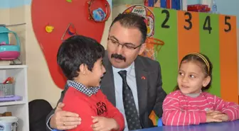 Şemdinli Kaymakamı Ali Ekber Ateş, Günyazı köyündeki çocuklara hediyeler dağıttı