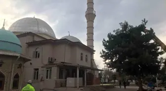 Malatya'da Sümer Camisi'nin hasar gören minaresi yıkıldı