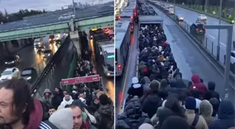 İstanbullunun metrobüs çilesi! Yağmurun altında kalakaldılar