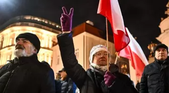 Polonya'da Eski İçişleri Bakanı ve Yardımcısı Gözaltına Alındı