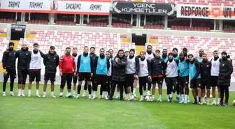 Sivasspor Teknik Direktörü Bülent Uygun ve futbolcular, gazetecileri kutladı