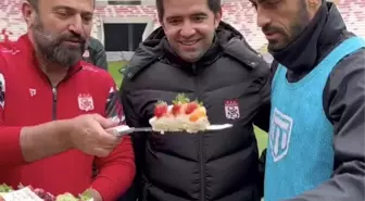 Sivasspor Teknik Direktörü Bülent Uygun ve futbolcular, gazetecilerin gününü kutladı