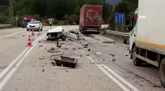 Tırla çarpışan Tofaş marka otomobil ortadan ikiye ayrıldı: 1'i ağır 2 yaralı