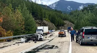 Finike'de Trafik Kazasında Otomobil Ortadan İkiye Ayrıldı