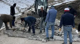 Tokat Başçiftlik ilçesinde yayla yollarında kilit parke çalışması yapıldı