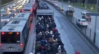 Altunizade Metrobüs Durağında Arıza: Yoğunluk Yaşandı