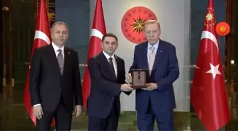 Cumhurbaşkanı Recep Tayyip Erdoğan, Aziziye Kaymakamı Muhammet Tugay'a ödülünü verdi