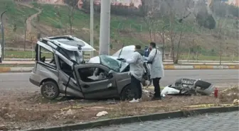 Batman'da Beton Elektrik Direğine Çarpan Araç Sürücüsü Hayatını Kaybetti