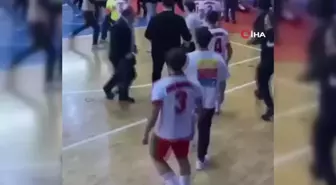 Futsal müsabakası, meydan kavgasına döndü... O anlar kamerada