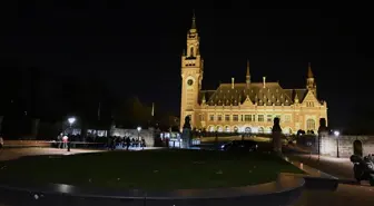 İsrail'in soykırım davası başladı! Mahkeme salonunda toplu mezar fotoğrafları yüzlerine çarptılar