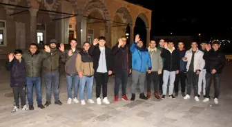 Amasya'da lise öğrencileri Regaip Kandili dolayısıyla helva dağıttı