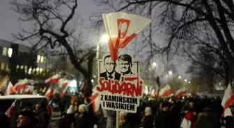 Polonya'da Hukuk ve Adalet Partisi Destekçileri Protesto Düzenledi