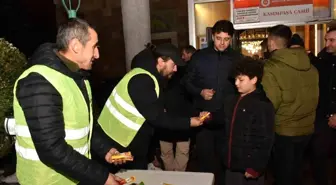 Bozüyük Belediyesi Regaip Kandili'nde vatandaşlara kandil şekeri ikram etti