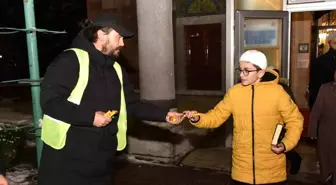 Bozüyük Belediyesi, Regaip Kandili dolayısıyla vatandaşlara kandil şekeri ikram etti