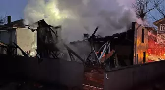 Sakarya Hendek'te İki Katlı Evde Çıkan Yangın Söndürüldü