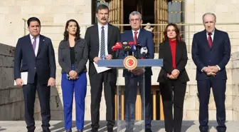CHP Grup Başkanvekili Gökhan Günaydın, Meclis'in toplanmamasını protesto ediyor