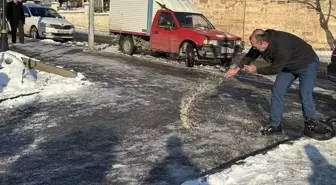 Tekirdağ'da Vatandaşlar Buzlanmalara Karşı Tuzlama Çalışması Yaptı