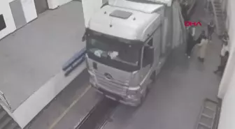 TIR dorsesinde 8 düzensiz göçmen yakalandı