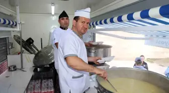 Marmaris Belediyesi Üniversite Öğrencilerine Sıcak Yemek İkramında Bulundu
