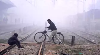 Hindistan'ın kuzeybatısında yoğun sis etkisini sürdürüyor