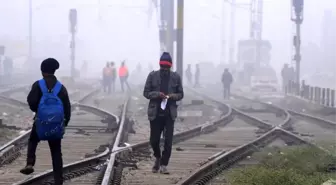 Hindistan'ın Kuzeybatısında Yoğun Sis Etkisini Sürdürüyor