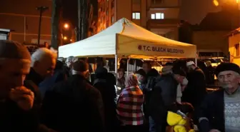 Bilecik Belediyesi Regaip Kandili'nde Helva Dağıttı