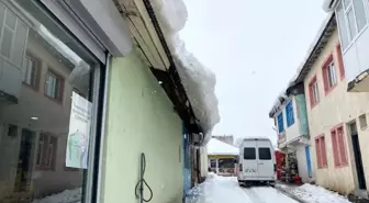 Bingöl'ün Karlıova ilçesinde kaldırımda yürürken kar ve buz düşen kişi yaralandı