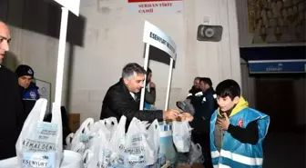 Esenyurt Belediyesi Regaip Kandili'nde Vatandaşlara Kandil Simidi İkram Etti
