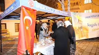 Van İpekyolu Belediyesi Regaib Kandili'nde vatandaşlara ikramlıklar dağıttı