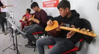 Malatya'da depremzede çocuklar müzik atölyesinde bağlama çalıyor