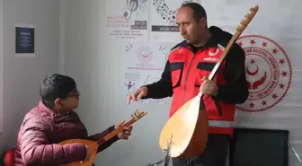 Malatya'da depremzede çocuklar müzik atölyesinde bağlama çalıyor