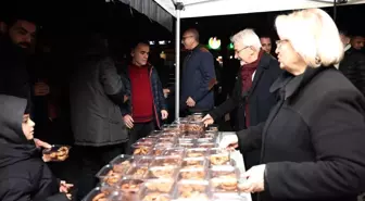 Nilüfer Belediye Başkanı Turgay Erdem, Regaip Kandili'nde Vatandaşlarla Birlikte Kandil Simidi İkram Etti