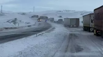 Tendürek Geçidi'nde Kar ve Tipi Nedeniyle Ulaşım Kapandı