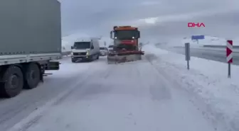 Van'ın Çaldıran ilçesindeki Tendürek Geçidi yoğun kar ve tipi nedeniyle kapandı