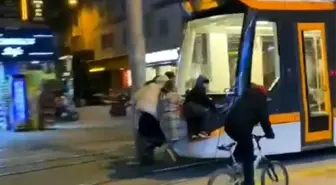 Eskişehir'de Tramvayın Arkasına Tutunan Çocuklar Görenleri Şaşırttı
