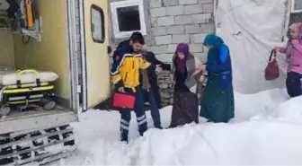 Karlı Yolda Rahatsızlanan Hamile Kadın Paletli Ambulansla Kurtarıldı