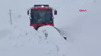 Karla Kaplı Yolda Rahatsızlanan Hamile Kadın Paletli Ambulansla Kurtarıldı
