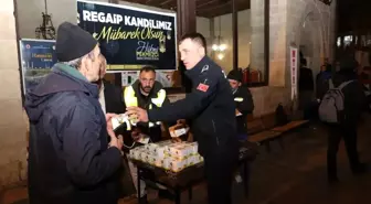 Zabıta ekiplerinden kandil simidi dağıtımı