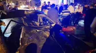 Finike'de palmiye ağacına çarpan otomobilde 3 kişi yaralandı