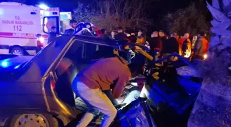 Finike'de palmiye ağacına çarpan otomobilde 3 kişi yaralandı